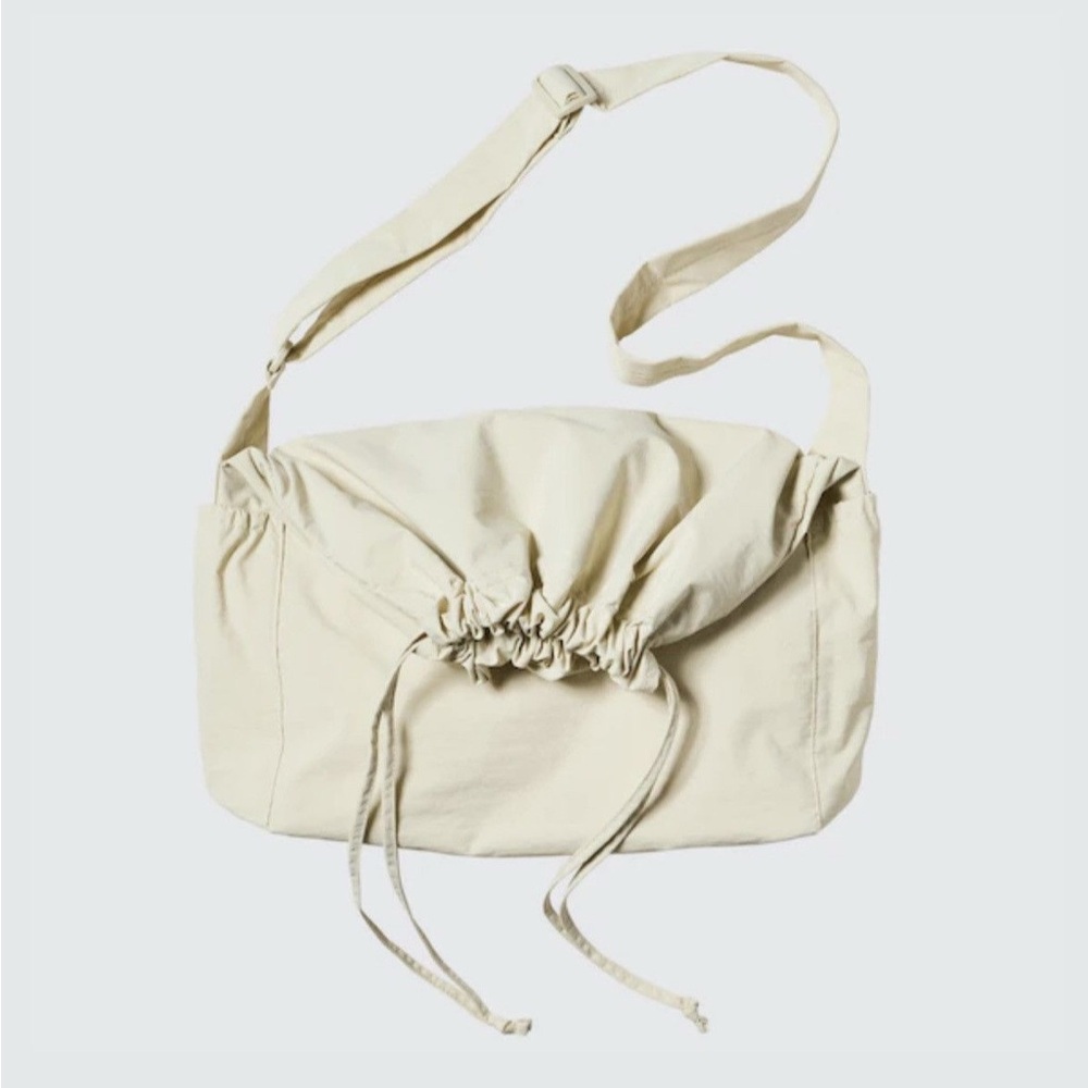 Uniqlo Drawstring Bag in Cream